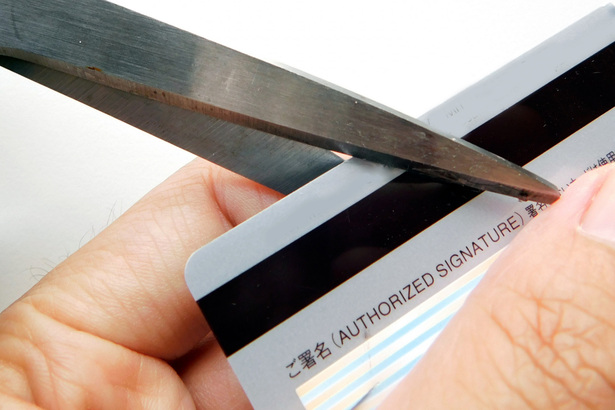銷毀信用卡的方法很簡單，只要用剪刀把卡剪掉就行了，剪得越碎越好，讓卡無法再拼起來，那麼信息就較不容易泄露。(Photo by Photo-AC)