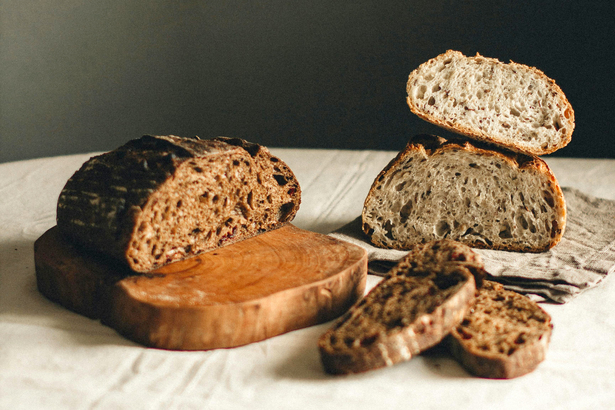 「酸種麵包」（sourdough）是一種古老的發酵麵包，完全不添加酵母菌，而是從培養「活麵種」開始做起，用長時間在一定的溫度下自然產生活菌和酵母。正宗的酸種麵包只含 3 樣材料：麵粉、水、鹽。酸種麵包其實是富含益生菌的食品之一，除此之外，還有優格、Kefir、自製的醃漬品等等。(Photo from Pexels)