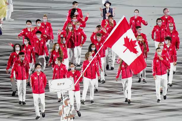 加拿大隊在 2024 巴黎奧運會的金牌潛力項目包括滑冰、體操、冰球、游泳和跳水。圖為 2021 年東京奧運會開幕式上，加拿大隊由著名游泳選手 Penny Oleksiak 和田徑選手 Megan Oliver 共同擔任旗手，象徵著加拿大的奧林匹克精神和團結。(Photo by Canadian Press)