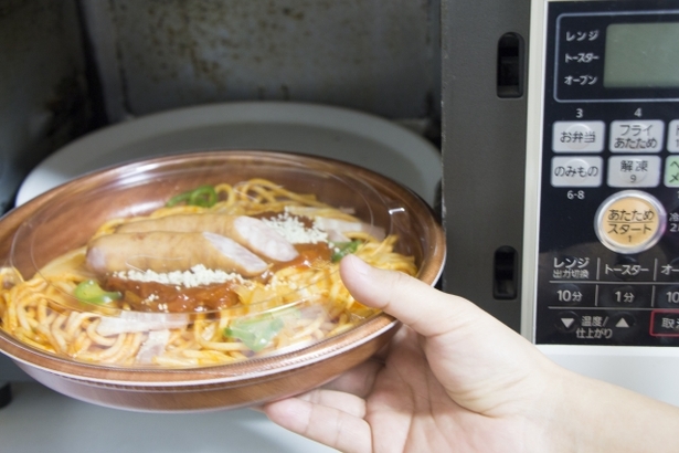 微波爐是使用非離子化的幅射波使食物當中的極性分子，例如水或蛋白質發生激烈的振動產生熱能，藉此達到食物加熱的效果。(Photo by Photo-ac.com)