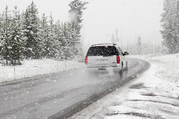 冬季時交通事故的發生率要高於其他季節。由於冬季清晨氣溫較低，路面上往往結有薄冰，容易發生車禍事故，所以雨雪天氣行車更須重視。(Photo by Pixabay)