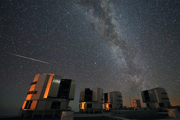 在高峰期，流星的數量達到每小時 60 顆或更多，在天空中隨處可見。(Photo by Wikipedia)