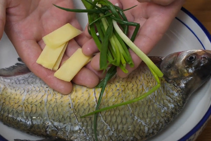 魚內外塗抹薑蒜，去除魚醒味。(Photo by Youtube)