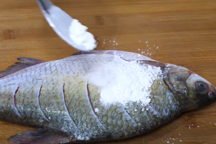 把魚的兩面都刷上麵粉再下鍋煎，麵粉會吸收魚肉溢出的水分，防止香煎時因水分多過而產生的油爆現象。(Photo by Youtube)
