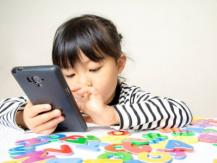 Kids playing cell phones 研究發現：不管好小孩玩手機的習慣　有可能毀了孩子一生