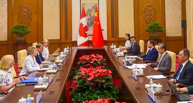 外長喬美蘭（Mélanie Joly）上星期五與中國王毅在北京釣魚臺國賓館進行3個半小時的會談。（@melaniejoly）