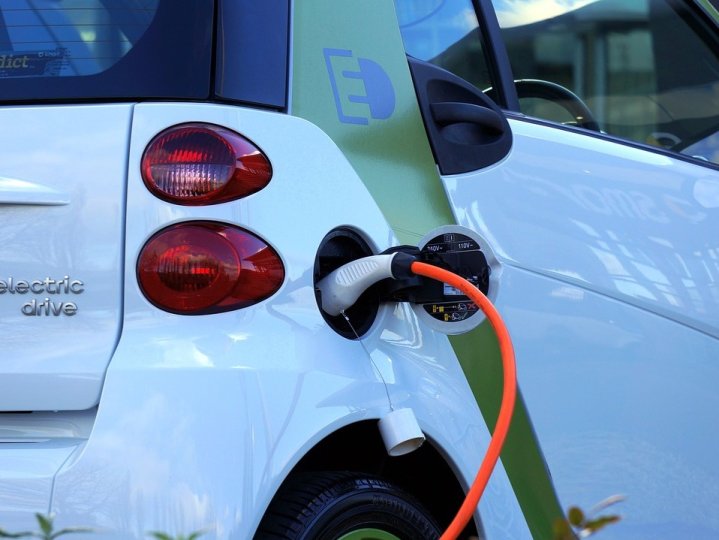 彭博新能源財經大幅下調電動車銷售預期