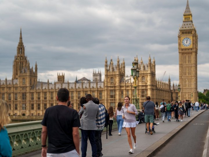 英國政府宣布計劃明年起上調本地大學生的學費將會是英國時隔8年來首次調整本地大學生學費