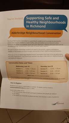 有Alderbridge Way居民收到由列治文市府寄出的單張，邀請他們出席會議表達意見。（謝言信提供）
