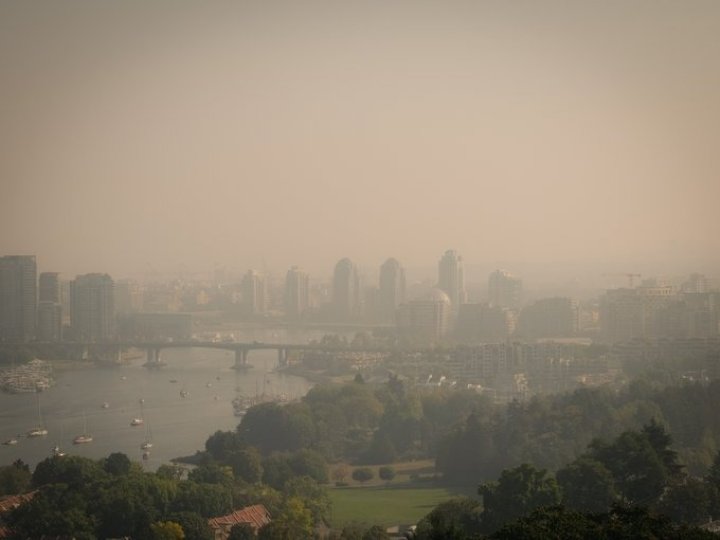 大溫及菲沙河谷地區受到熱浪侵襲,區內多處被煙霧籠罩大溫區域局昨日發出空氣質素警示