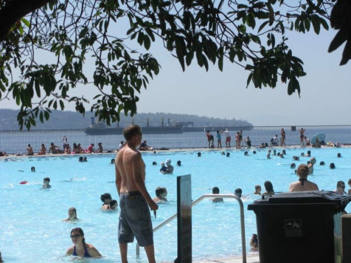 溫公園局今晚表決是否將泳池著裝規例定為永久性