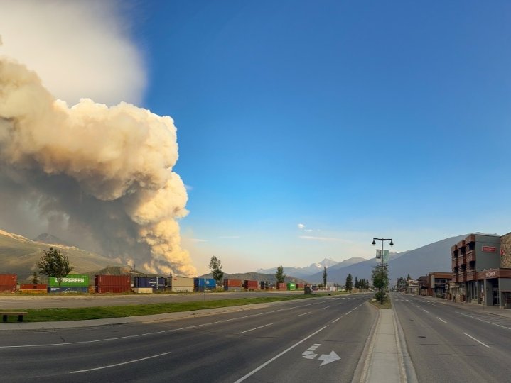 總理杜魯多在社交平台宣布聯邦政府批准亞省在山火侵襲Jasper及Jasper國家公園後尋求聯邦援助的要求
