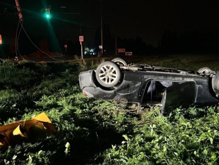 三角州警方說1架車今日失控在Ladner撞向燈柱導致區內超過800 BC水電局用戶沒有電力供應