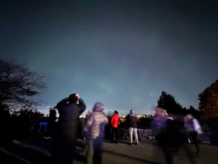 大批民眾女王公園觀看北極光