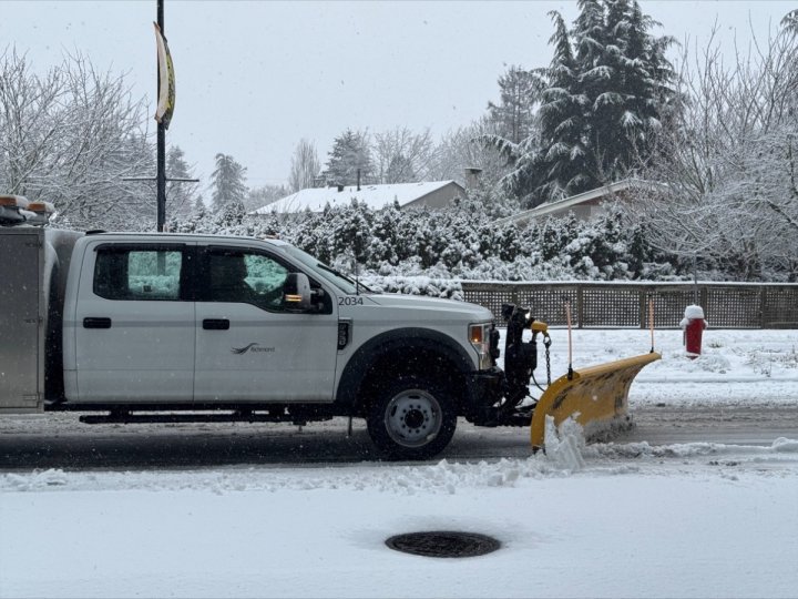 列治文市府已派出鏟雪車清理積雪