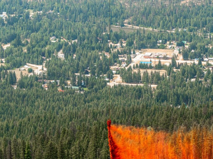 Central Okanagan緊急行動局昨日發出聲明說區內Peachland 400個物業受到山火威脅需要疏散警方聯同多個消防部門協助居民撤離