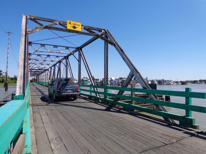 1艘駁船上星期撞擊及損壞三角洲Westham島唯一的橋樑導致島上居民至今仍然無法駕車往返低陸平原本土